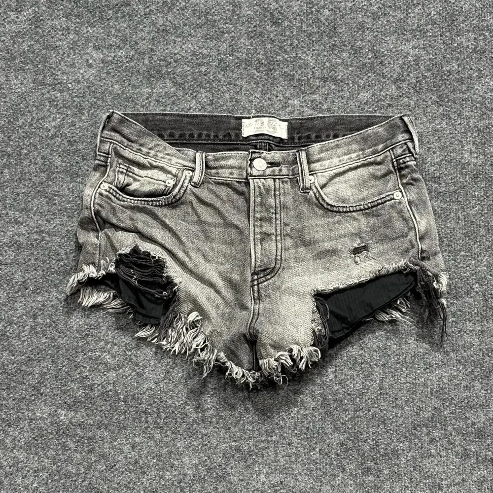 We The Free Shorts Womens 25 Gray Denim Cutoff Distressed Frayed Raw Hem Casual